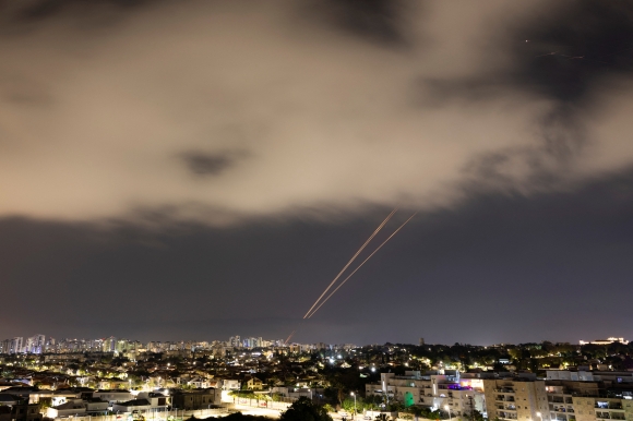 14일(이하 현지시간) 이스라엘이 이란이 날린 드론 또는 미사일 요격을 위해 방공시스템을 가동한 모습. 로이터 연합뉴스