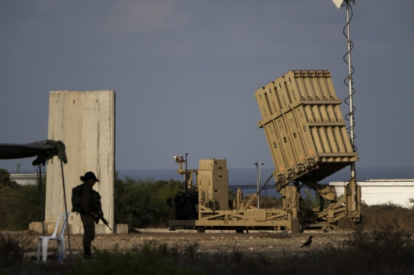 로켓을 요격하기 위해 배치된 이스라엘의 아이언 돔 방어 미사일 시스템 포대가 2022년 8월 7일 이스라엘 남부 아스글론에 배치돼 있다. AP 연합뉴스