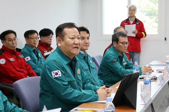 이상민 장관, 산불진화 헬기 운영 상황 점검 - 이상민 행정안전부 장관이 지난 12일 오전 강원지역 산불 대비태세 현장 점검을 위해 강릉산림항공관리소를 방문해 산불진화 헬기 운영 상황 등을 점검하고 있다. 2024.4.13 행정안전부 제공