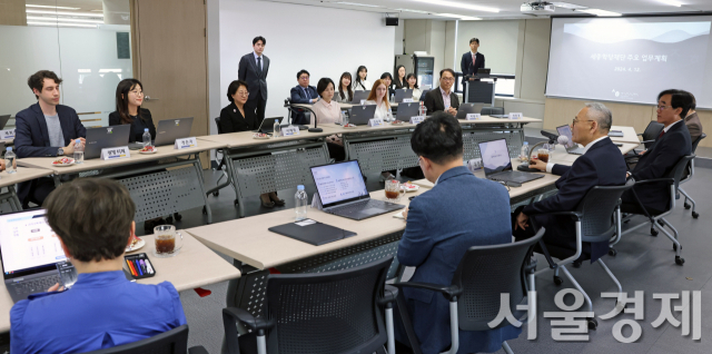 유인촌 문화체육관광부 장관이 12일 서울 서초구 세종학당재단을 방문해 이해영 재단 이사장의 업무보고를 받고 있다. 사진 제공=문체부