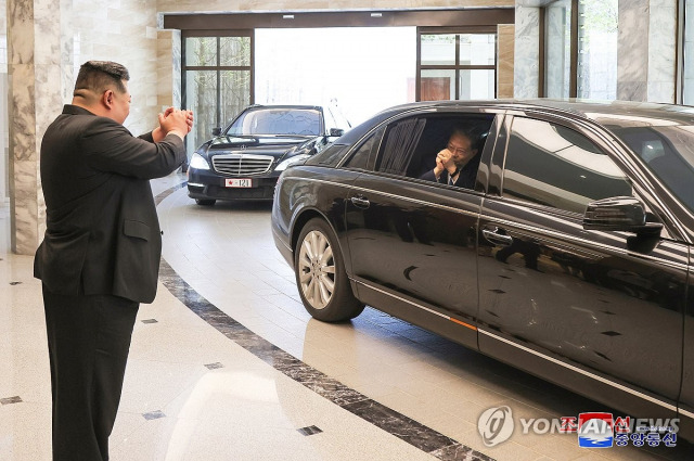 김정은 북한 국무위원장이 북한을 방문한 중국 공산당 서열 3위 자오러지(趙樂際) 전국인민대표대회(전인대) 상무위원장을 지난 13일 접견하고 '조중(북중) 친선의 해'를 계기로 친선 협조 관계를 발전시키기 위한 교류와 협력의 확대·강화하는 방안 등을 논의했다고 조선중앙통신이 14일 보도했다. /연합뉴스