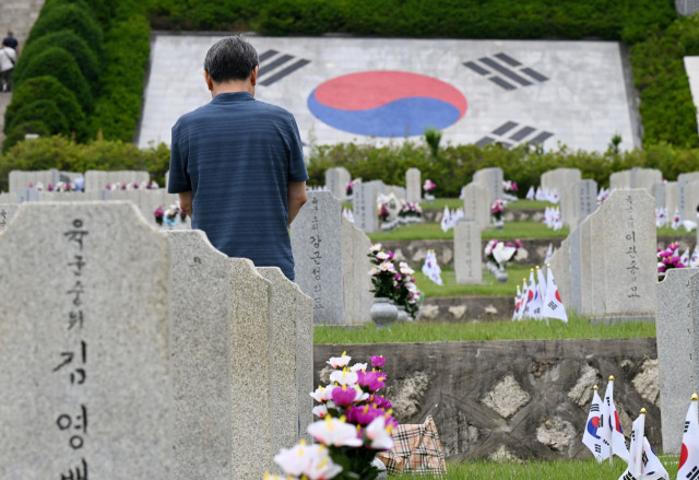 서울 동작구 국립서울현충원을 찾은 추모객들이 고인을 추모하고 있다. 사진은 기사 내용과 관련이 없음. 성형주 기자