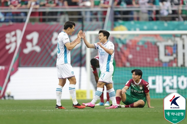 정재희(가운데). /사진=한국프로축구연맹 제공