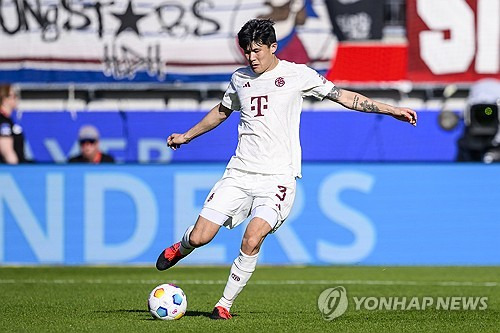 바이에른 뮌헨은 오는 18일 오전 4시 홈구장 알리안츠 아레나에서 아스널과 UEFA 챔피언스리그 8강 2차전을 치른다. 두 팀은 지난 8강 1차전에서 2골씩 주고 받으며 무승부를 거뒀다. 챔피언스리그 준결승으로 향하는 길목에서 뮌헨을 이끄는 토마스 투헬 감독은 김민재가 아스널전 때 레프트백으로 나설 수 있다고 암시해 눈길을 끌었다. 최근 김민재는 센터백 주전 경쟁에서 밀려 7경기 중 6경기를 벤치에서 시작했다. 연합뉴스