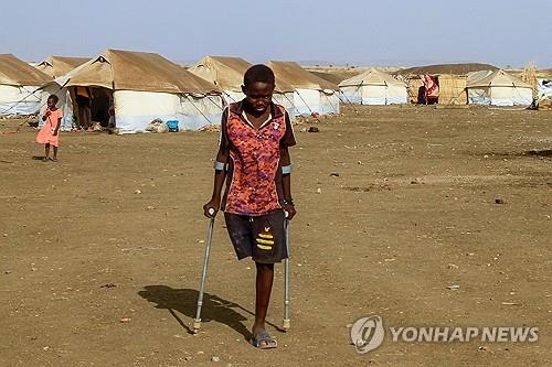 전쟁 포화 속에 다리 한쪽 잃은 수단 국내 피란민 [AFP 연합뉴스 자료사진. 재판매 및 DB 금지]