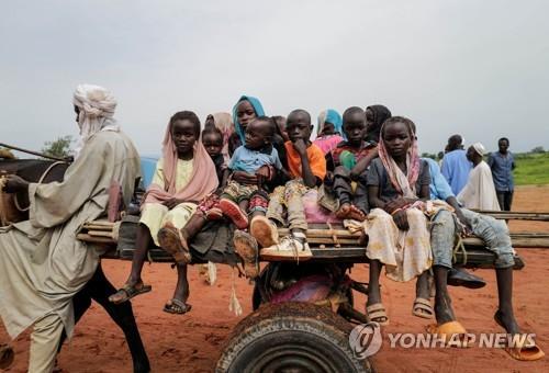수단 서부 다르푸르에서 내전을 피해 수레를 타고 국경을 넘는 아이들 [로이터 연합뉴스 자료사진. 재판매 및 DB 금지]