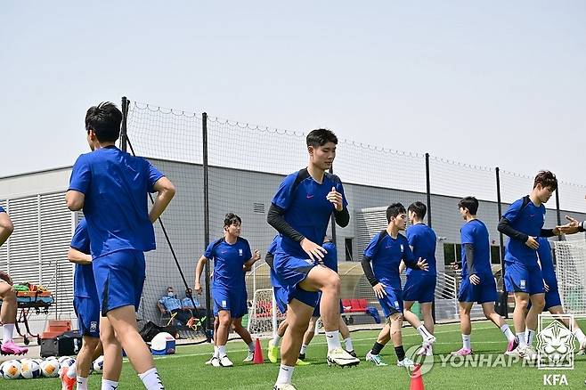 훈련하는 U-23 축구대표팀 (서울=연합뉴스) 12일(현지시간) 카타르 도하 트랜스미터스타디움 훈련장에서 2024 파리 올림픽 최종 예선 겸 아시아축구연맹(AFC) U-23 아시안컵에 출전하는 대한민국 U-23 축구대표팀의 이영준과 선수들이 훈련을 하고 있다. 2024.4.13 [대한축구협회 제공. 재판매 및 DB 금지] photo@yna.co.kr