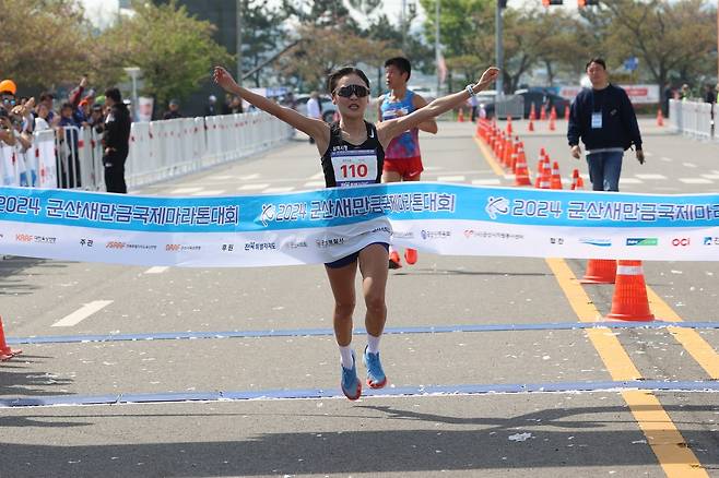 이수민, 군산새만금마라톤 여자부 우승 (서울=연합뉴스) 이수민이 14일 군산에서 열린 2024 군산새만금마라톤대회, 여자 선수 중 가장 먼저 결승선을 통과하고 있다. [대한육상연맹 제공. 재판매 및 DB금지]