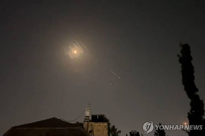 (예루살렘 AFP=연합뉴스) 14일(현지시간) 이란의 이스라엘 공격 중 이스라엘 예루살렘 상공에서 폭발이 일어나는 장면이 AFPTV 영상에 포착됐다. 2024.4.14 photo@yna.co.kr