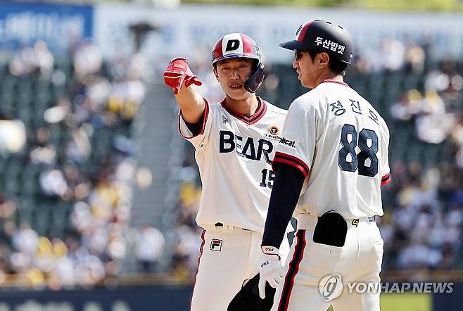 ‘전민재, 동점이다’ (서울=연합뉴스) 윤동진 기자 = 14일 오후 잠실야구장에서 열린 2024 KBO리그 LG 트윈스 대 두산 베어스 경기. 2회 말 2사 3루 때 두산 전민재가 1타점 적시타를 친 후 기뻐하고 있다. 2024.4.14 mon@yna.co.kr