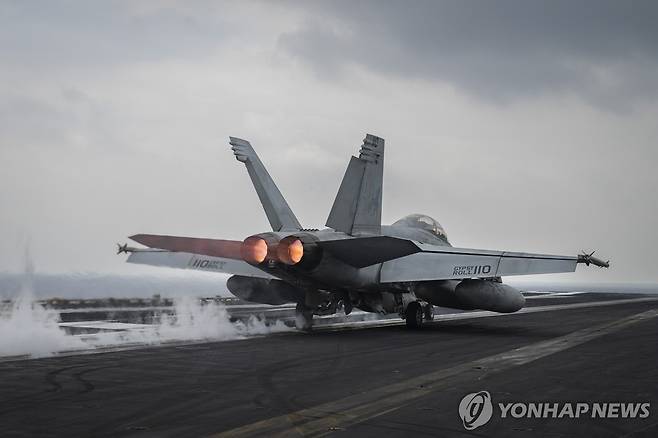 지난 2월 홍해에 배치된 미국 해군 항공모함 USS 아이젠하워호에서 함재기 F/A-18F '슈퍼 호닛' 전투기가 이륙하고 있다. [AP=연합뉴스 자료사진. 재판매 및 DB 금지]