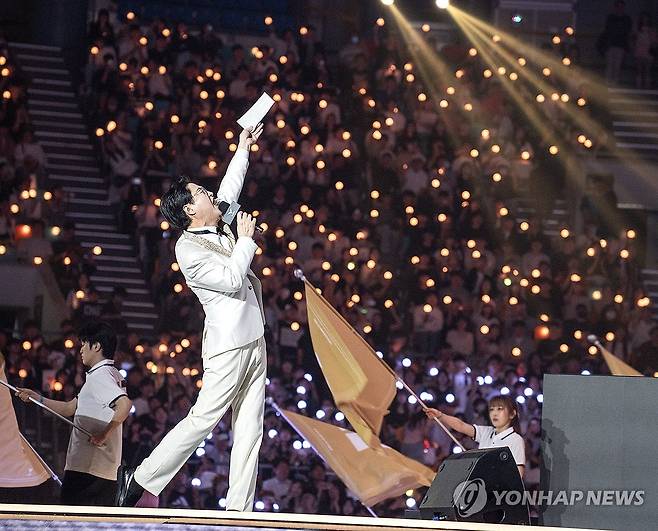 "LCK 디펜딩 챔피언 젠지, 도전하는 상대는 T1" (서울=연합뉴스) 김주환 기자 = 14일 서울 올림픽공원 KSPO돔에서 열린 2024 LCK 스프링 결승전 개막식에서 사회자를 맡은 전용준 캐스터가 입장하는 젠지 선수단을 소개하고 있다. 2024.4.14 jujuk@yna.co.kr