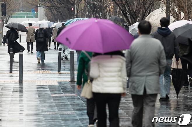 우산을 쓴 행인.  ⓒ News1