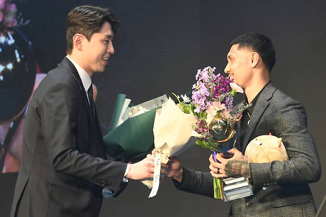 정규리그 MVP로 선정된 알바노에게 축하 꽃다발을 주고 있는 강상재. 사진 | KBL