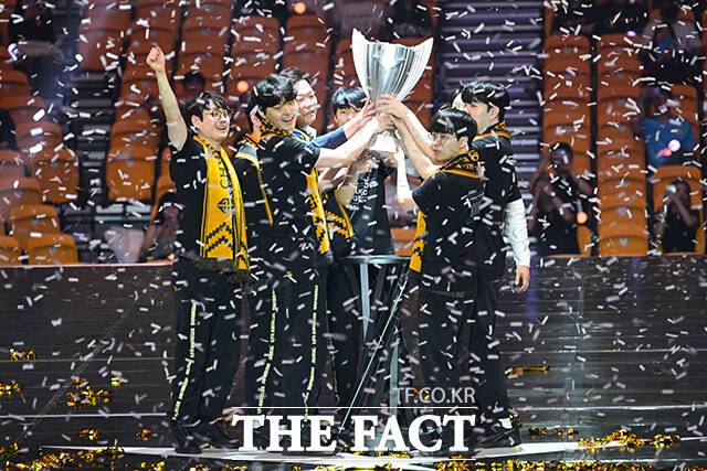 14일 오후 서울 송파구 KSPO돔에서 열린 '2024 LCK 스프링' 결승전에서 젠지 선수들이 우승한 뒤 기뻐하고 있다. /서예원 기자