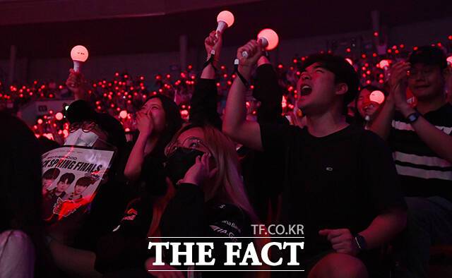 14일 오후 서울 송파구 KSPO돔에서 '2024 LCK 스프링' 결승전이 열리고 있는 가운데 팬들이 응원하고 있다. /서예원 기자