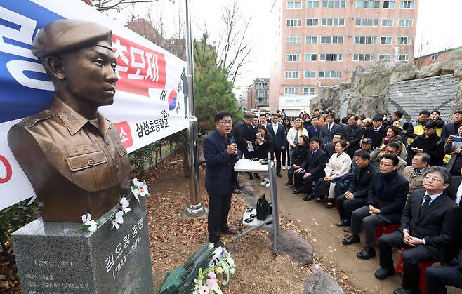 12·12 군사반란 당시 반란군에 맞서 상관을 지키다 숨진 김오랑 중령의 추모식이 12일 오전 경남 김해시 삼정동 삼성초 옆 김 중령 흉상 앞에서 열리고 있다. 영화 '서울의 봄'에서 배우 정해인이 연기한 오진호 소령의 실제 인물인 김 중령은 12·12 군사반란 때 정병주 특전사령관을 불법 체포하기 위해 사령부에 들어온 반란군과 홀로 교전하다 13일 오전 0시20분쯤 M16소총 6발을 맞고 전사했다. 1990년 중령으로 추서됐다. /뉴스1