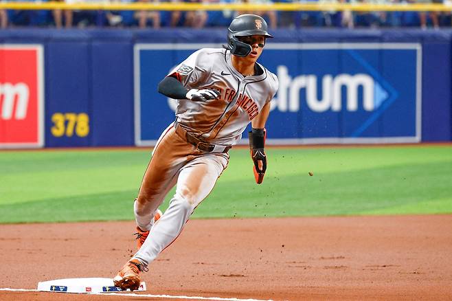 이정후가 15일 미 플로리다주 세인트피터즈버그의 트로피카나 필드에서 열린 탬파베이 레이스와의 원정 경기에 1번 타자 겸 중견수로 선발 출전해 1회초 3루를 돌고 있다. /AFP 연합뉴스
