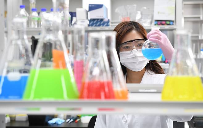 JW중외제약 연구원이 경기도 과천 JW중외제약 신약연구센터 실험실에서 실험 도구를 살펴보고 있다. /JW중외제약