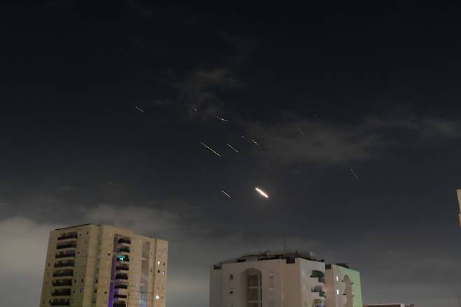 이스라엘 방공 시스템이 14일(현지 시각) 이스라엘 텔아비브에서 미사일을 요격하기 위해 발사된 모습. / 신화 연합뉴스