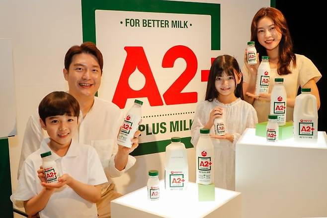 서울우유협동조합 모델들이 15일 서울 용산구 그랜드하얏트서울에서 열린 '우유로 세상을 건강하게' 서울우유 A2+ 출시 행사에 참석해 제품 홍보 사진을 촬영하고있다.ⓒ서울우유협동조합