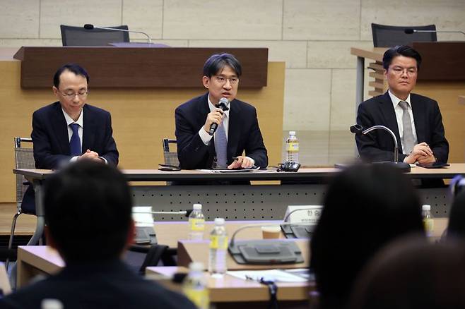 '파이낸셜뉴스-율촌 정책 세미나'가 15일 오후 서울 중구 대한상공회의소 의원회의실에서 열렸다. 공정거래 및 금융규제 세션 강연자인 황윤환, 한승혁, 김시목 변호사(왼쪽부터)가 질의응답 시간을 갖고 있다. 사진=서동일 기자