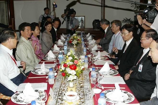 2003년 10월6일 ASEAN+3 정상회의 참석차 인도네시아를 방문한 노무현 대통령 내외가 숙소에서 공식수행원들과 만찬을 함께하고 있다. 노무현사료관 제공