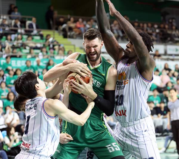 케이씨씨의 라건아(오른쪽)가 15일 강원 원주종합체육관에서 열린 프로농구 4강 플레이오프 1차전에서 동료 선수와 함께 디비의 제프 위디를 막고 있다. 원주/연합뉴스