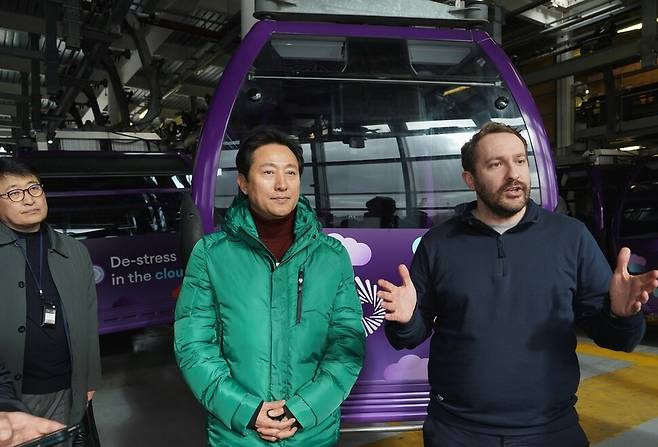 오세훈 시장이 2023년 3월13일(현지시간) 런던 노스그리니치 인근에 있는 IFS 클라우드 케이블카를 방문해 관계자에게서 케이블카 운영현황 등에 대해 설명을 듣고 있다. 연합뉴스