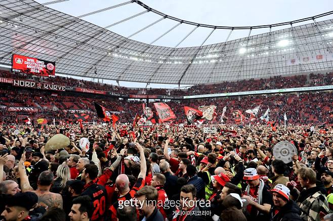 15일 베르더 브레멘을 5-0으로 대파하고 창단 120년 만에 독일 분데스리가 우승이 확정되자 그라운드로 쏟아져 나와 우승 순간을 만끽하고 있는 레버쿠젠 팬들. 사진=게티이미지