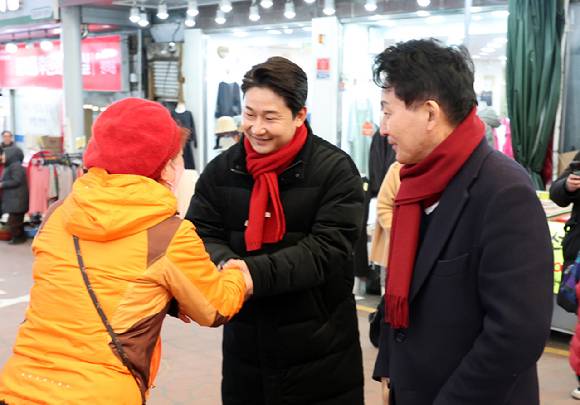 4.10 총선 인천 계양을에 출마한 원희룡 당시 국민의힘 후보가 지난 8일 오후 인천 계양구 계양산전통시장에서 후원회장을 맡은 방송인 이천수씨와 구민과 인사하고 있다. [사진=뉴시스]