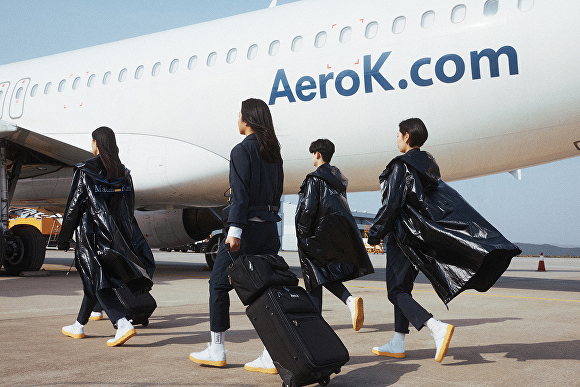 에어로케이가 하고하우스의 대표 K-패션 브랜드 마뗑킴과 협업해 항공업계 최초로 한정판 객실 유니폼을 출시했다. [사진=에어로케이]
