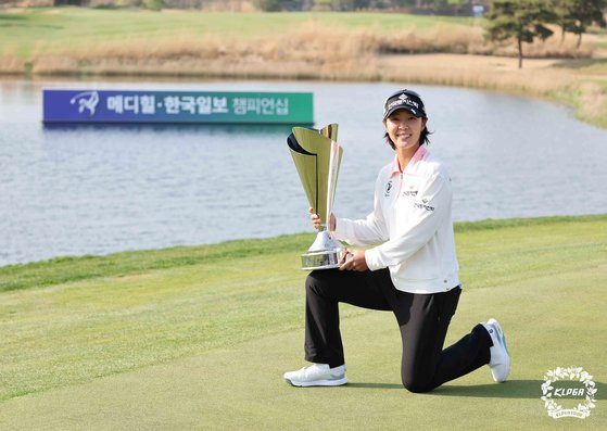 메디힐 한국일보 챔피언십에서 우승한 뒤 트로피를 든 박지영. 최종 라운드 16번 홀에서 보기를 해 노보기 우승을 놓쳤다. [사진 KLPGA]