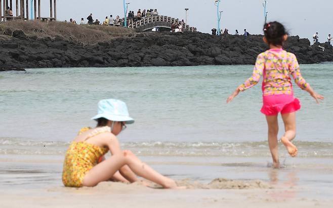 14일 오전 제주 함덕해수욕장 해변을 찾은 관광객들이 물놀이와 바닷바람을 쐬며 즐거운 시간을 보내고 있다. 뉴시스