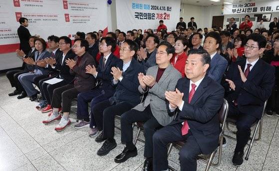 제22대 총선 국민의힘 부산 선대위 해단식이 12일 부산 수영구 국민의힘 부산시당 당사에서 열렸다. 서병수 선대위원장과 당선자 17명이 참석해 손뼉을 치고 있다. 송봉근 기자