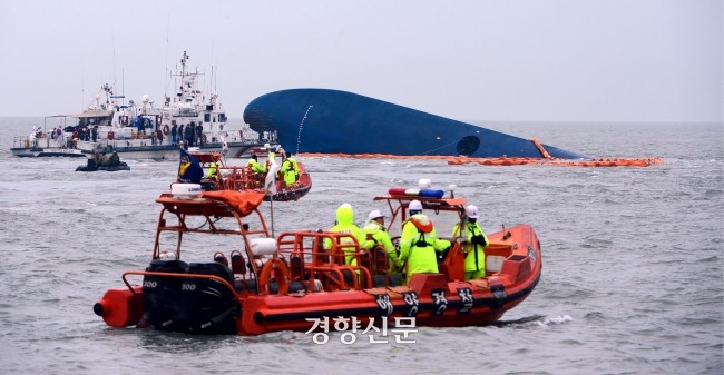 세월호가 침몰한 전남 진도군 조도면 병풍도 부근 사고 해상에서 2014년 4월17일 해경과 해군이 실종자 수색작업을 벌이고 있다. 김영민 기자