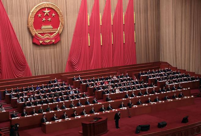 리창 중국 국무원 총리가 지난 3월5일 베이징 인민대회당에서 열린 전국인민대표대회(전인대) 개회식에서 정부 공작보고(업무보고)를 하기 위해 연단에 올라 인사하고 있다. AP연합뉴스