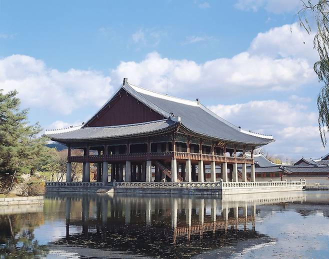 경복궁의 경회루(국보)의 돌 기둥(석주) 48개는 노원구 불암산 일대와 종로구 삼청동 북악산 자라에서 채석한 것으로 나타났다. 삼청동에서 돌기둥 1개를 끌어오는데 ‘병사 300명이 하루 반’걸렸다는 기록도 있다. 문화재청 제공