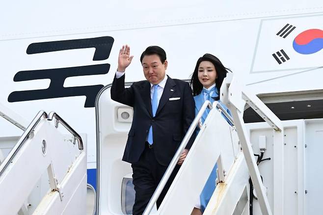 South Korean President Yoon Seok-yul and his wife Kim Gun-hee, who are on a state visit to the United States, greet each other upon arrival at Andrews Air Force Base near Washington, D.C., on Thursday afternoon (local time).  Kim Chang-gil