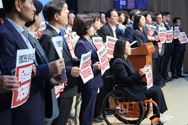 Rep. Park Ju-min of the main opposition Democratic Party of Korea, which controls the majority of seats at the parliament, speaks on the podium during a press conference, which he attended with 115 fellow party lawmakers at the National Assembly in Seoul Monday. (Yonhap)