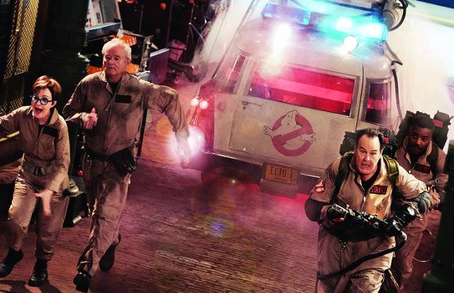 1984년 첫선을 보인 ‘고스트버스터즈’는 40년을 이어온 인기 프랜차이즈 영화다. 이번 작품은 먹깨비 유령 같은 과거의 인기 캐릭터와 원년 멤버들까지 등장해 올드팬의 향수를 자극한다. 하지만 추억 이상의 새로운 재미를 기대하기엔 힘이 부쳐 보인다. 영화 ‘고스트버스터즈: 오싹한 뉴욕’ 스틸사진. 소니 픽쳐스 제공