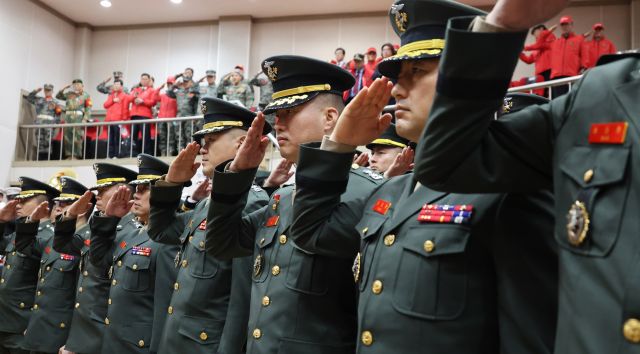 15일 경기도 화성시 해병대사령부에서 열린 해병대 창설 75주년 기념행사에서 참석한 장병들이 경례하고 있다. 연합뉴스