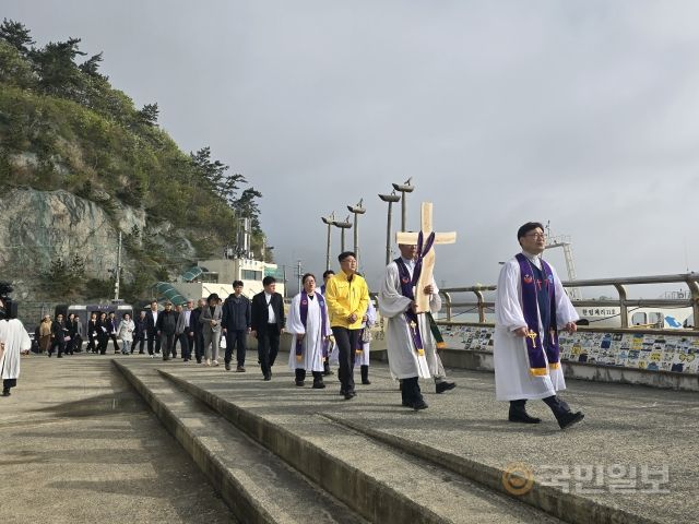 예배 후 참석자들이 팽목항 등대를 향해 십자가 행진을 하고 있다.