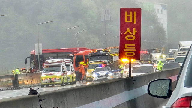 15일 낮 12시46분께 용인 처인구 영동고속도로 양지터널 부근 인천 방면 도로에서 4중 추돌사고가 발생해 소방 당국 등 관계 인력이 현장을 수습하고 있다. 독자 제공