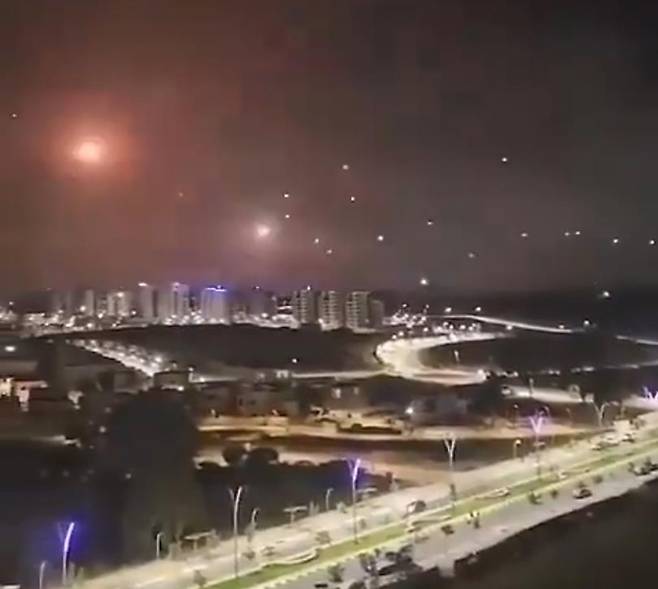 100여대가 넘는 이란의 드론 및 미사일 공격을 요격한 이스라엘의 아이언돔 미사일 방어 시스템으로 14일 새벽 예루살렘 상공에서 불꽃이 목격되고 있다. [사진 = 알자지라 홈페이지]