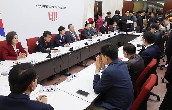 국민의힘 윤재옥 원내대표 겸 당대표 권한대행이 15일 국회에서 4선 이상 중진 당선인들과 간담회를 하고 있다. [사진 = 공동취재]