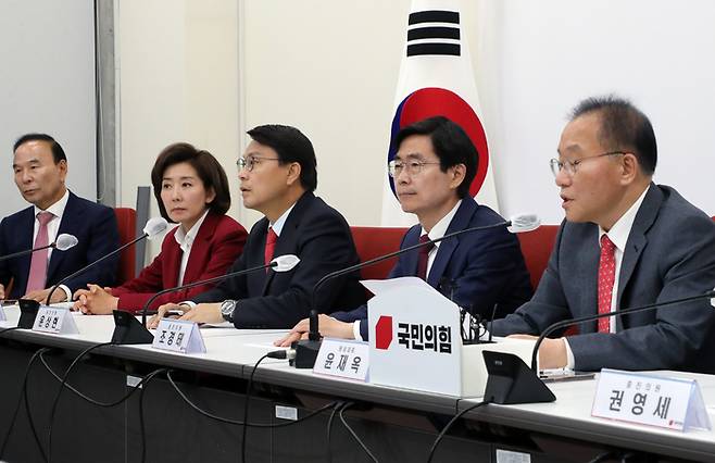 국민의힘 윤재옥 원내대표 겸 당대표 권한대행이 15일 국회에서 4선 이상 중진 당선인들과 간담회를 하고 있다. [사진 = 공동취재]