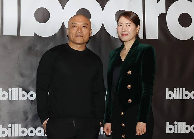 15일 서울 강남의 한 호텔에서 열린 빌보드 코리아 론칭 기념 기자회견에서 마이크 반 빌보드 CEO(왼쪽)와 김유나 발행인. 연합뉴스
