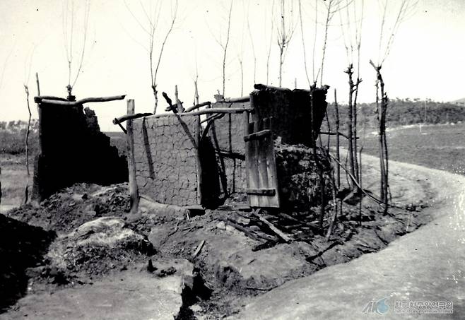 1919년 4월15일 일본군이 경기 수원군 향남면(현 화성시 향남읍) 제암리에서 민간인을 학살한 뒤 민가를 불태운 모습. 당시 일제는 3·1 운동에 대한 보복으로 제암리 민간인 20여명을 학살했다. /사진=한국학중앙연구원 한국민족문화대백과사전