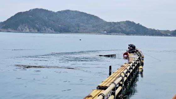 KIOST 연구지원팀이 해양생물 유입방지 그물망' 시연을 진행 중이다/사진=KIOST